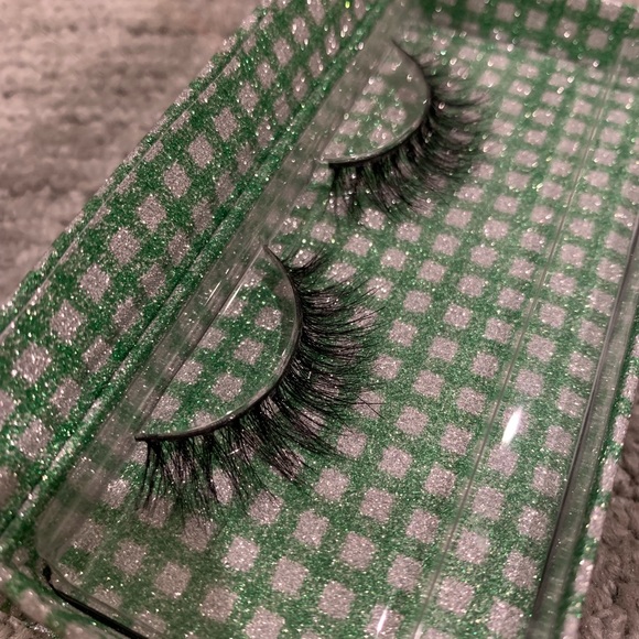 Sold Out! Luxury 3D Mink Lashes in style “Taylor” - Picture 2 of 2